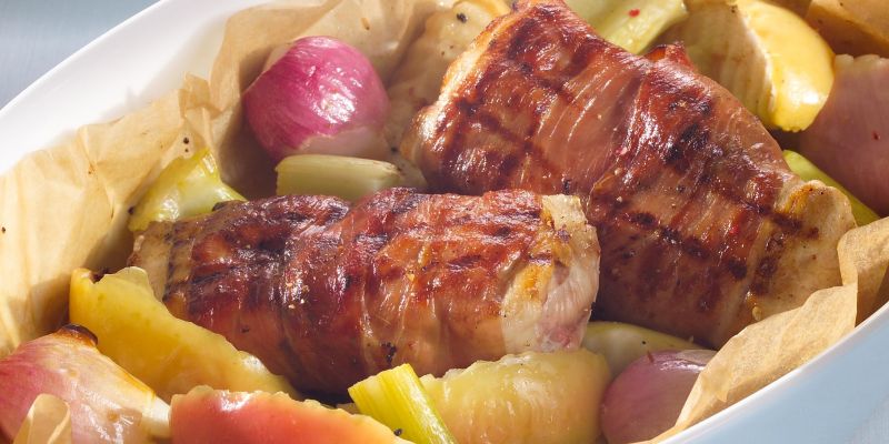 Piščančje prsi s pršutom, jabolki in šalotko.jpg