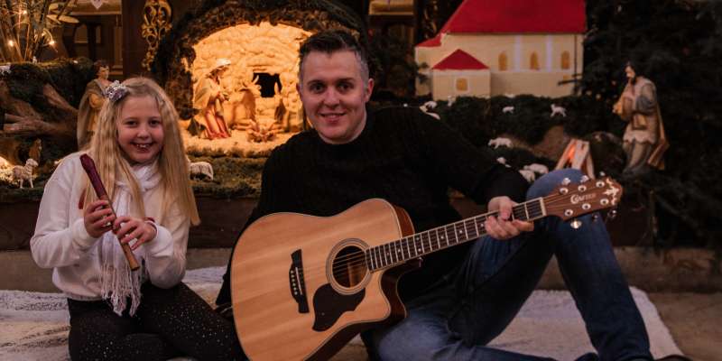 Nejc Kastelic je ponosen na družino, s hčero sta posnela božično pesem