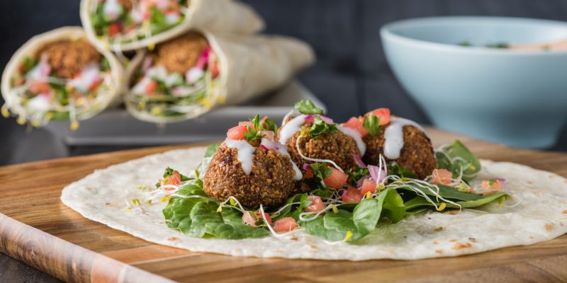 FALAFEL Z OREHI IN TZATZIKIJEM