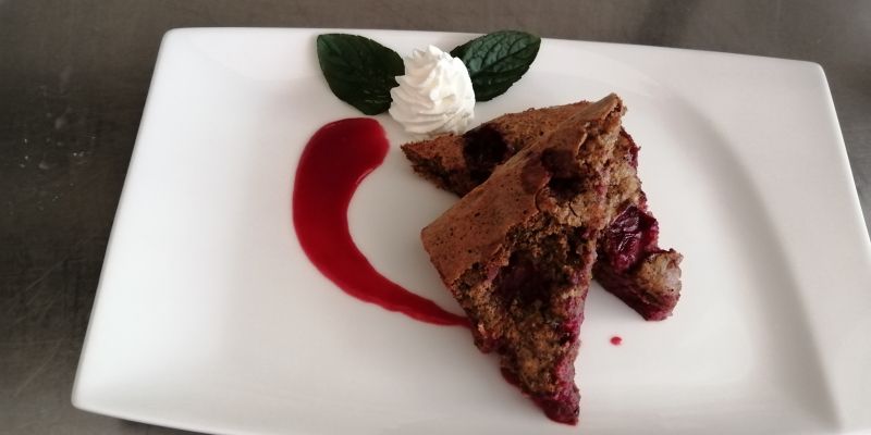 Ajdov biskvit z višnjami.jpg