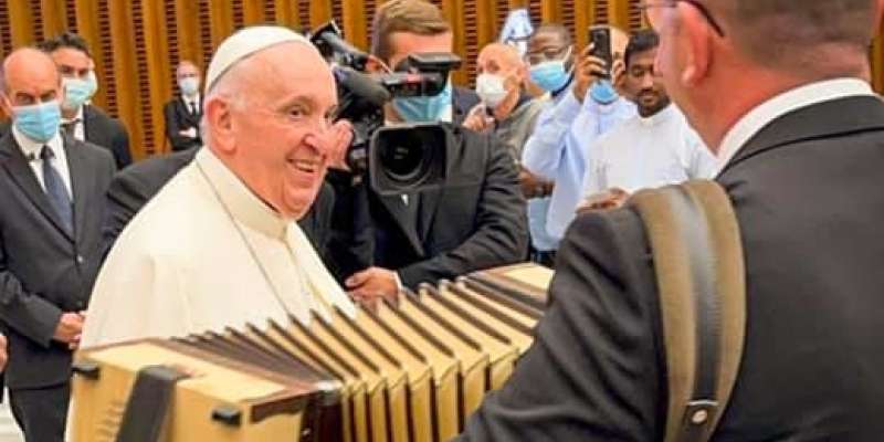 Denis Novato papežu predal diatonično harmoniko
