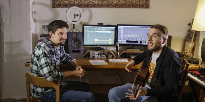 Argentinsko slovenski duo s slovensko pesmijo in angleškimi podnapisi