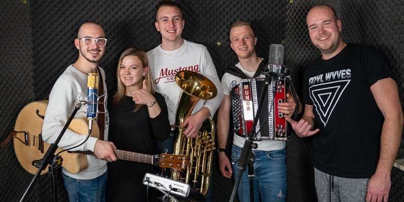 Ansambel ZaŽur se predstavlja s priredbo Klavžarjeve polke