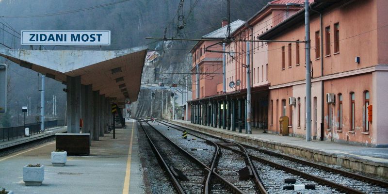 železniška postaja zidani most