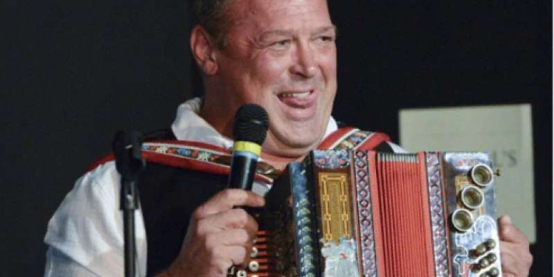 Brian Meh, Slovenec, ki v Kaliforniji navdušuje s harmoniko