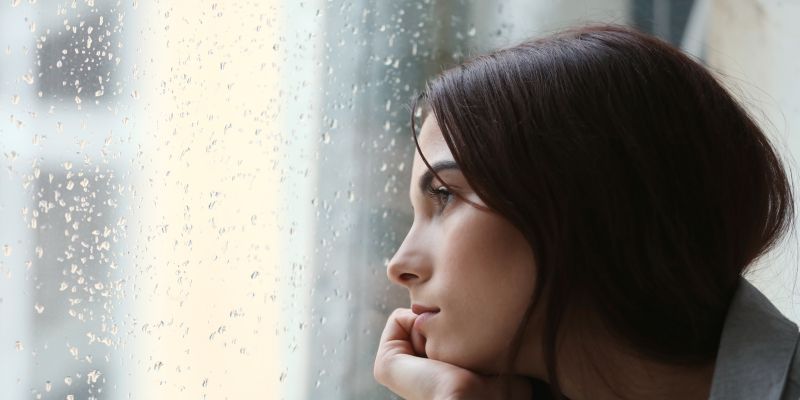 Ženska, žalostna, okno