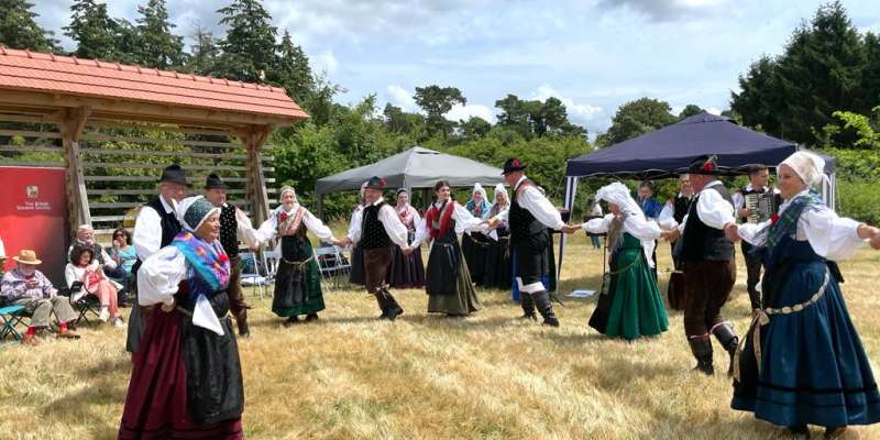 Slovenski folkloristi v Angliji pričarali malo Slovenijo