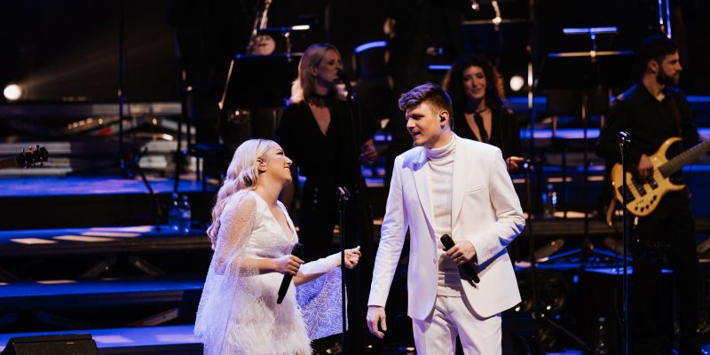 Nocoj ob 20.00 koncertni spektakel Steklasika z Urošem in Tjašo!