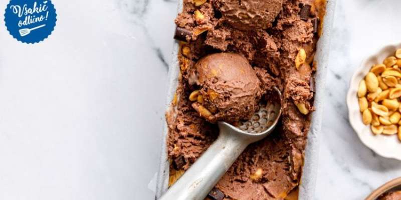 ECE recept: Čokoladni sladoled z arašidovim maslom