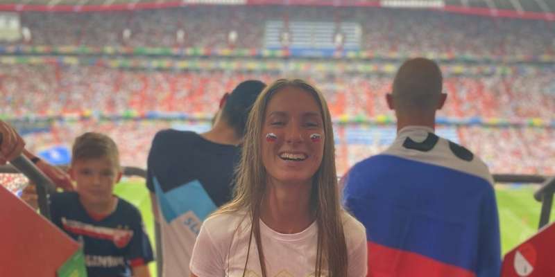 Avsenikova Lucija Selak glasno navijala za slovenske nogometaše