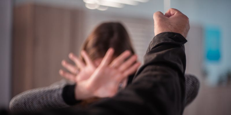 simbolična, nasilje, v-družini, nad-ženskami, fizično, žensko