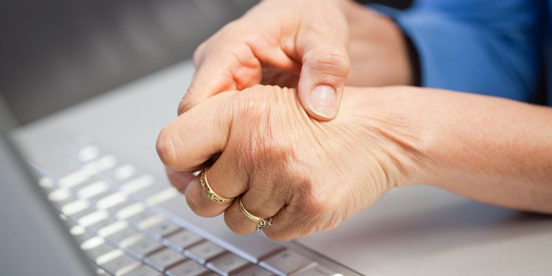 KARPALNI KANAL, ROKA, RAČUNALNIK