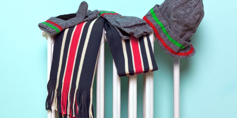 sušenje na radiatorju, zima, kapa, šal