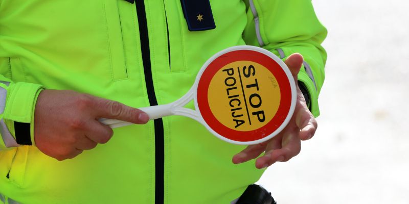 policija stop znak, meritev hitrosti