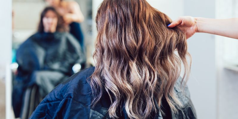 karamelna barva, ženske frizure