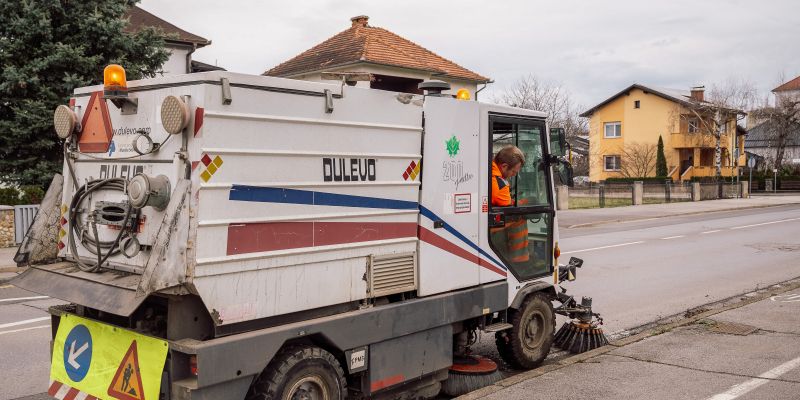 simbolična, pometanje-cest, pometač, cestno-podjetje-murska-sobota, pomgrad, vzdrževanje-cest