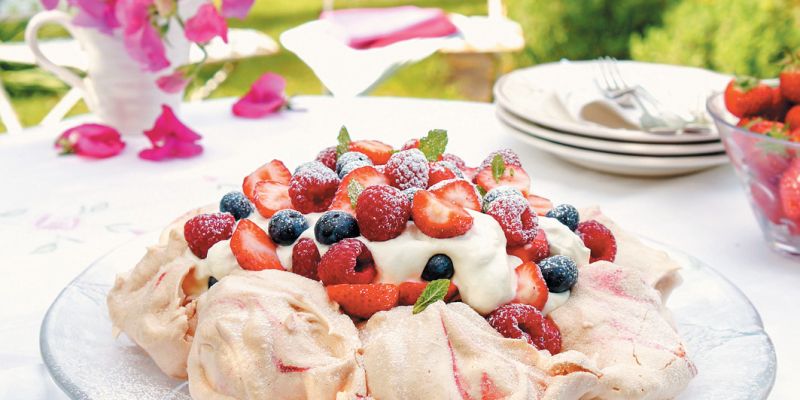 Poletna pavlova z jagodičjem
