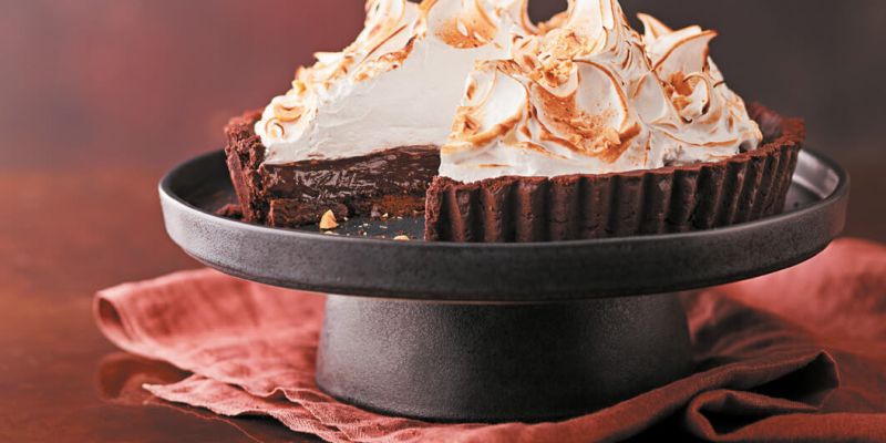 Čokoladno-lešnikova pita z beljakovo čepico