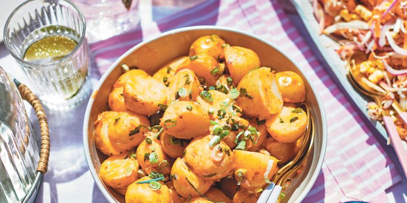 Krompirjeva solata s sriračo in limeto