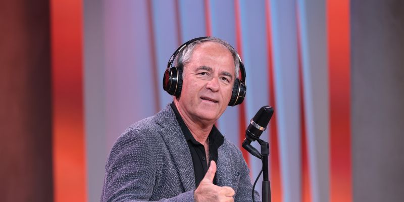 Vili Resnik predstavlja pesem, ki vas bo pogrela v zimskih dneh