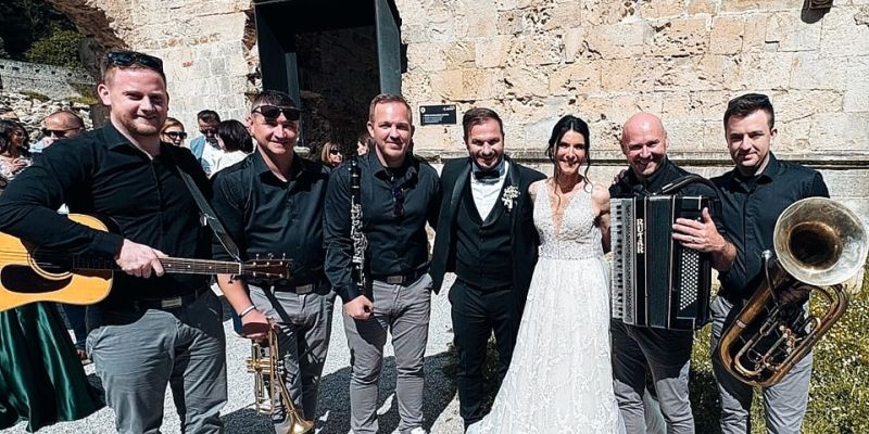 Modrijan Peter je pred oltar popeljal svojo Anjo!