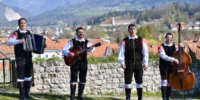 Ansambel Poljanšek se je poklonil domovini