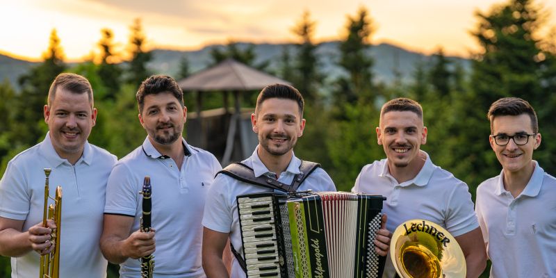 Mladi korenjaki pojejo o dekletu, ob kateri zavre kri