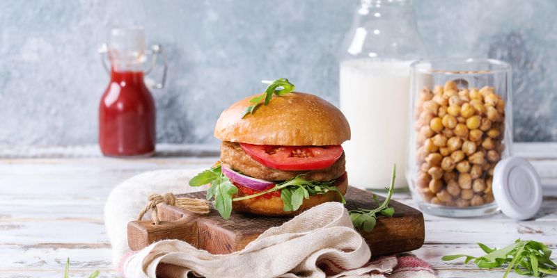 Veganski burger s polpetom iz čičerike