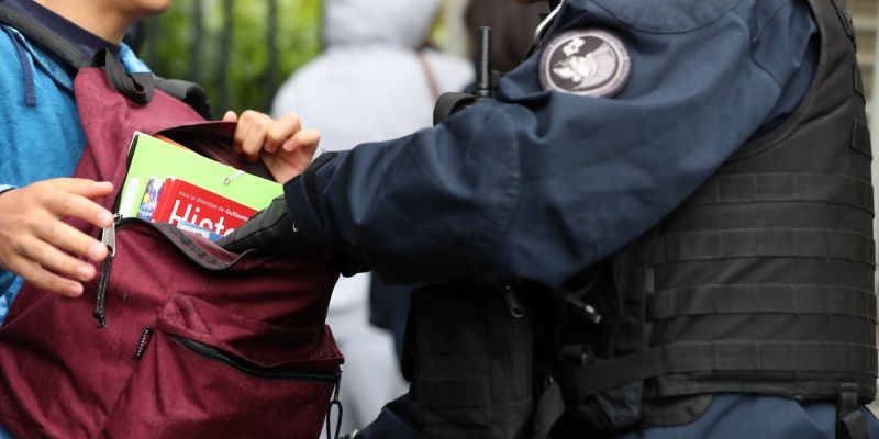 francoska policija, pregledovanje torb.jpg