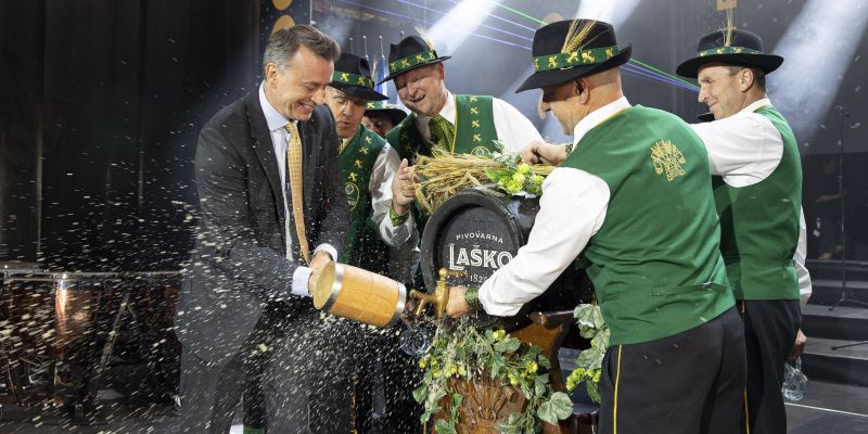 200 let pivovarstva v Laškem - slavnostni dogodek 10.7.25 - zabijanje soda Laški pivovarji in Glenn Caton predsednik HEINEKEN Evropa.jpg