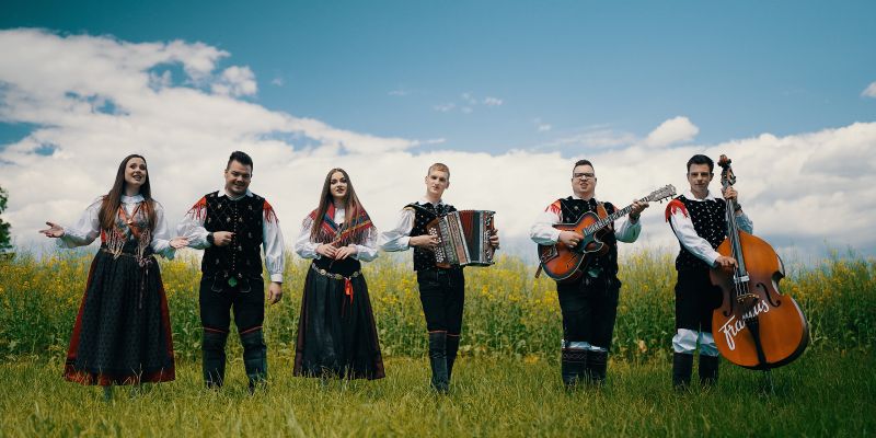 Ansambel Gregorja Kobala s prvo skladbo v pevskem tercetu