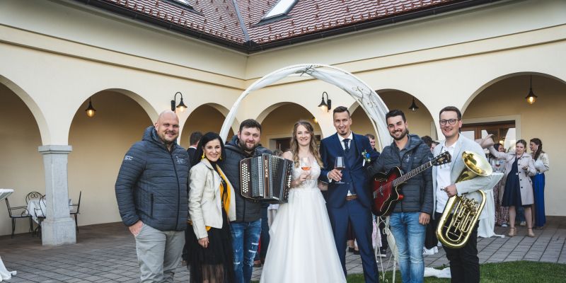 V ansamblu Pojoči dohtarji so peli poročni zvonovi