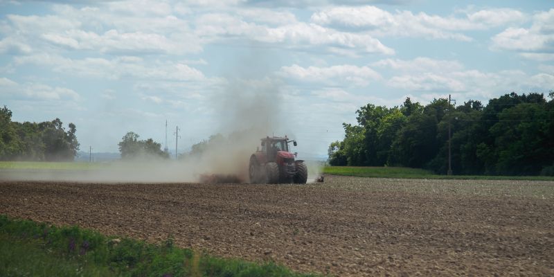 simbolična, traktor, kmetijstvo, oranje, pluženje, poljedelstvo, njiva, polje, prah