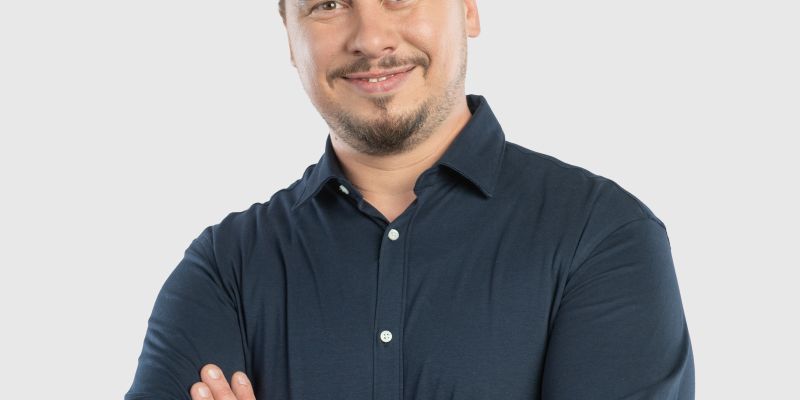 Nejc Drobnič v novi oddaji: Veseljak, ki ubrano povezuje Slovenijo