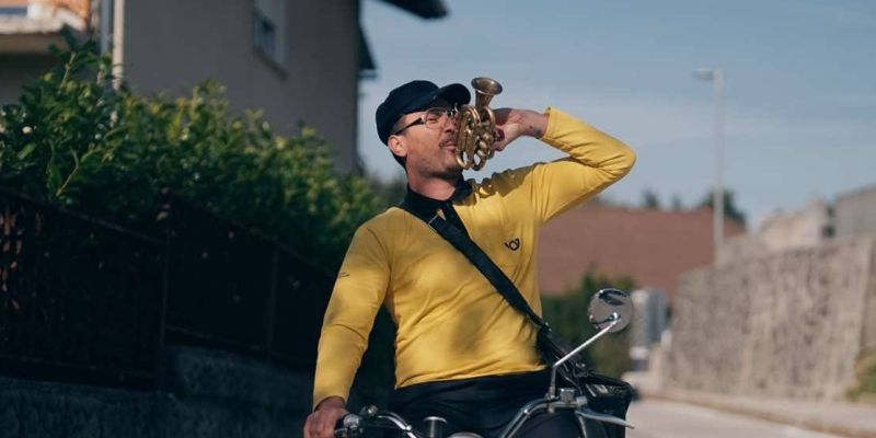 Runda kvintet se na svetovni dan pošte poklanja poštarjem