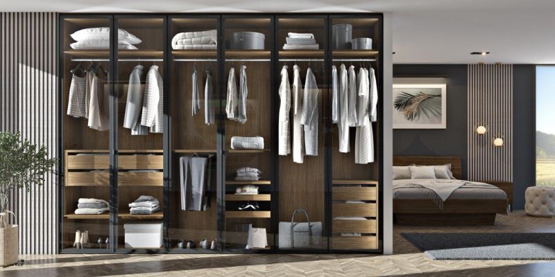 Garderobna omara vitrina