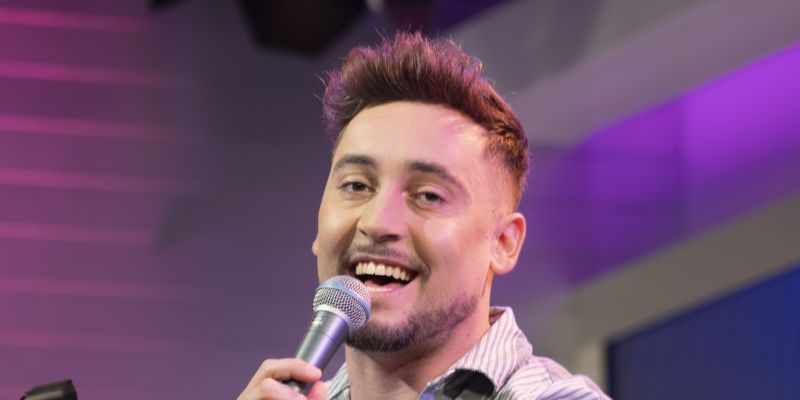 Rok Piletič tik pred operacijo napoveduje: pel bo za množico nosečnic!