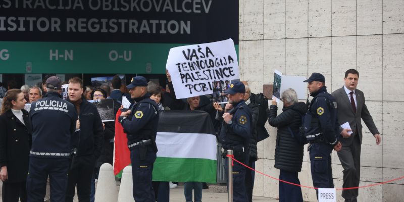 Protest je budno spremljala tudi celjska policija.