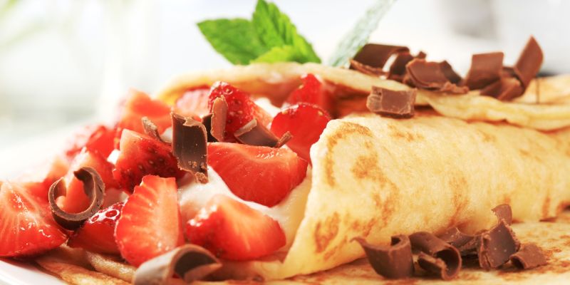 palačinke z jagodami in čokolado