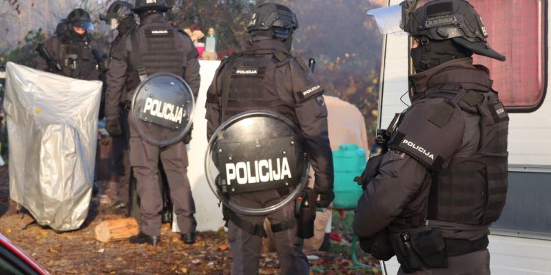 hisna-preiskava-brezje-4-11, zasezeno-orozje