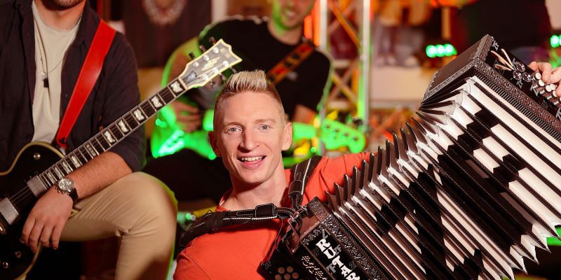 Zvita Feltna po desetih letih spet navdušuje s harmoniko