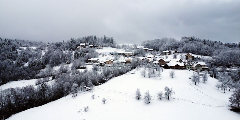 sneg zasnezena pokrajina.JPG