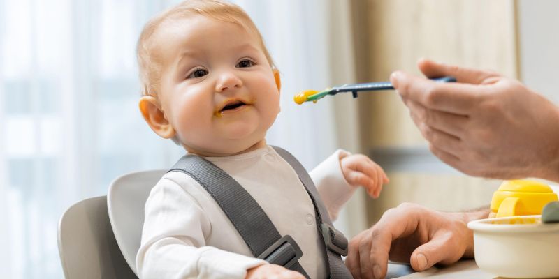 uvajanje goste hrane, dojenček