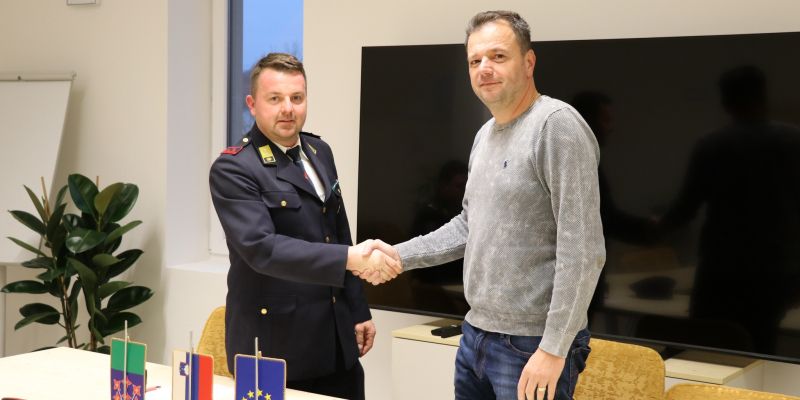 pgd-dolenci, gasilsko-vozilo-z-vodo, podpis-pogodb