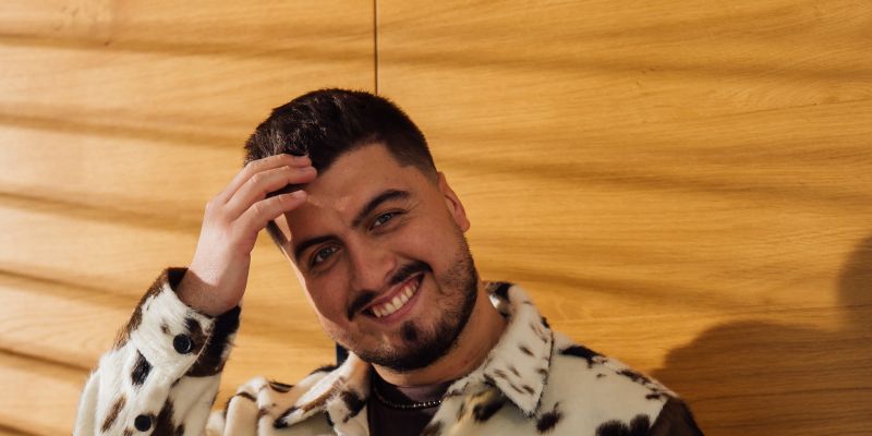 Kdo je skrivnostno dekle, o kateri poje Luka Sešek?