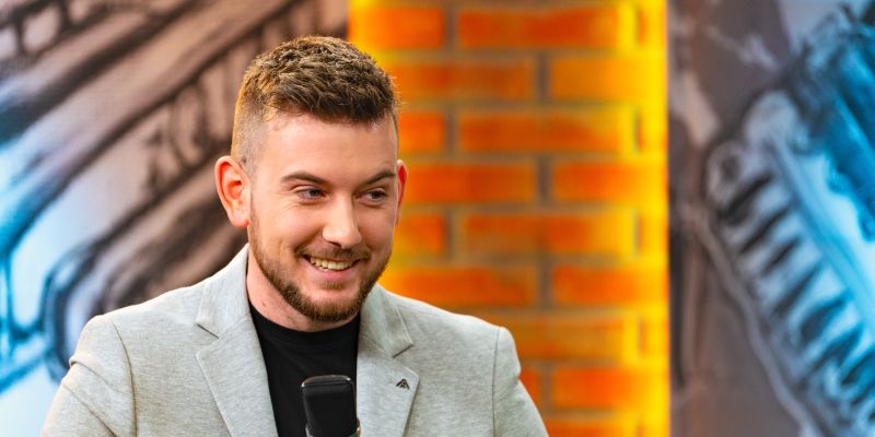 Kot prvi dan: Domen Kljun z novo pesmijo o ljubezni, ki ne ugasne