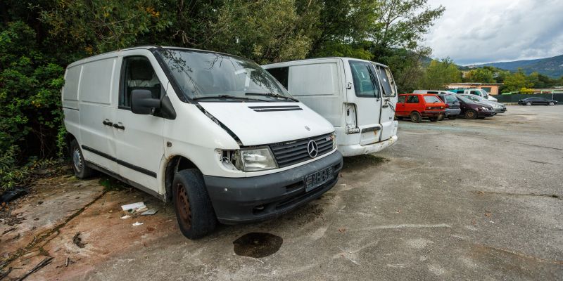 neprijavljeno-odlagalisce, avtomobili, zapusceni, ostro, avtogrob