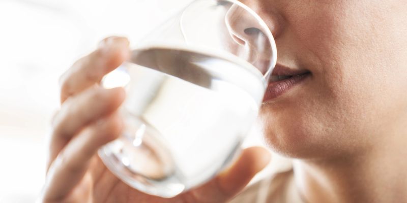 Ženska pije vodo.jpg