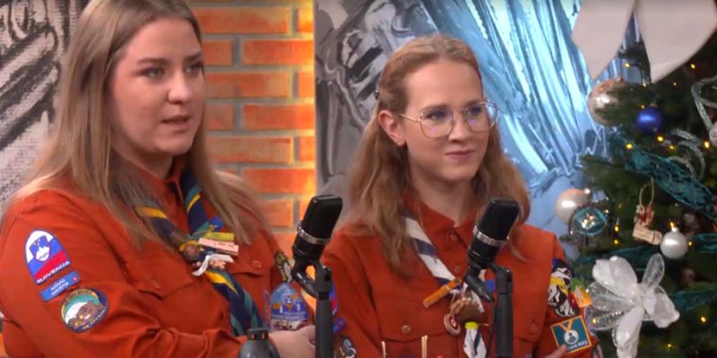 Skavtinji Petra in Neža v Jutranji budnici z Lučjo miru iz Betlehema