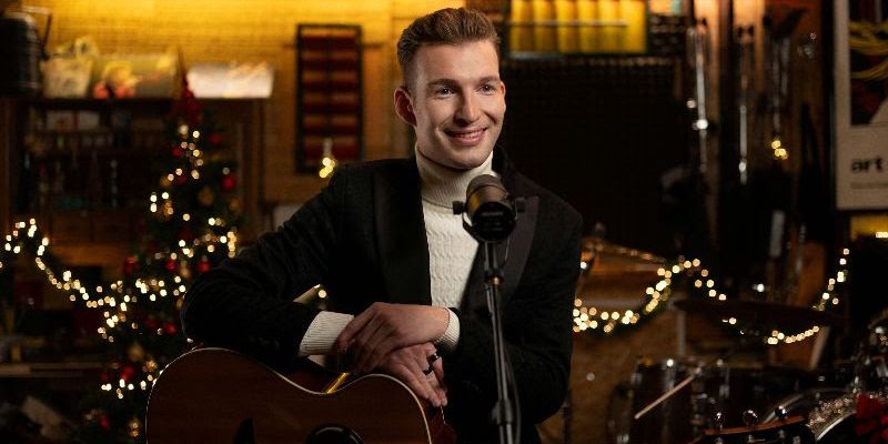 Smučarski skakalec in pevec Žiga Jelar z novo božično skladbo